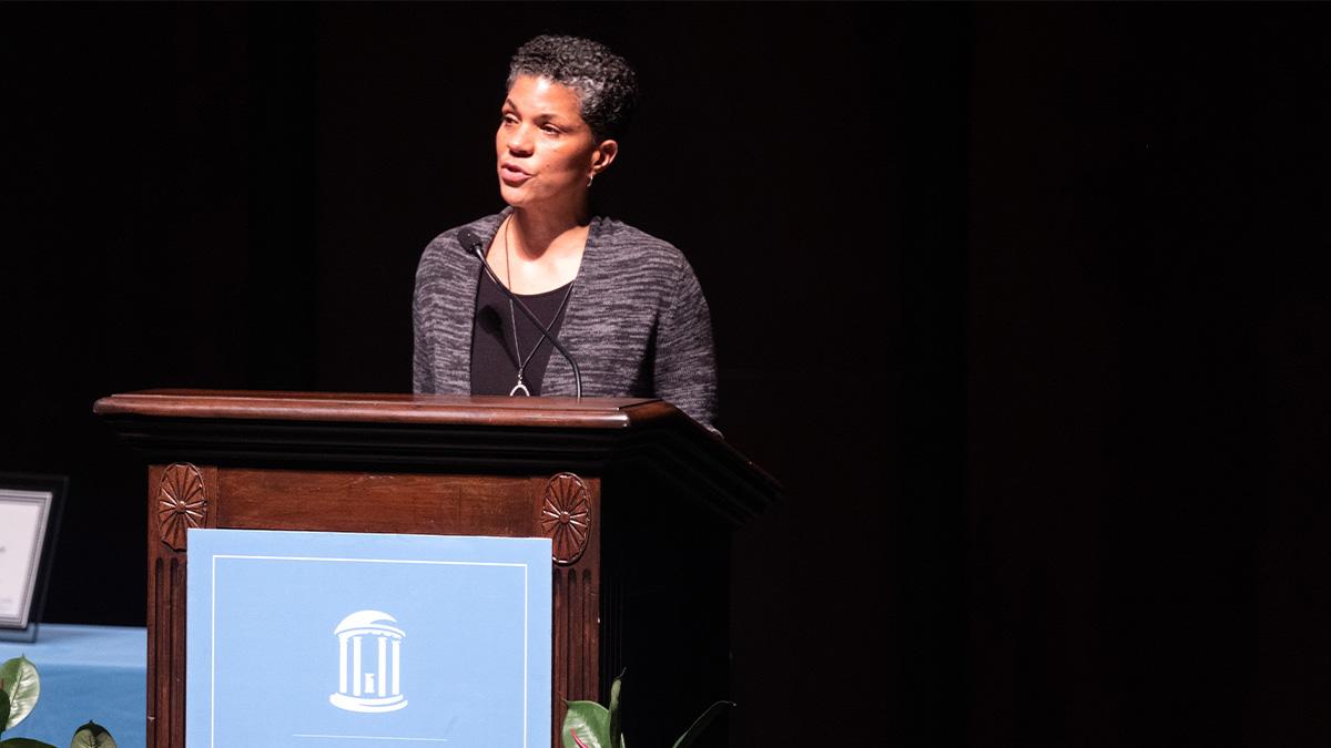 米歇尔·亚历山大(Michelle Alexander)站在讲台上演讲.