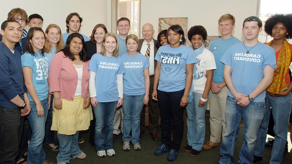 A group of Carolina students, who are Carolina Covenant Scholars, 2004年与财政大臣詹姆斯·莫瑟合影.